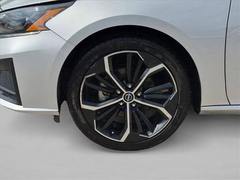 Used 2024 Nissan Altima 2.5 SR FWD image 14