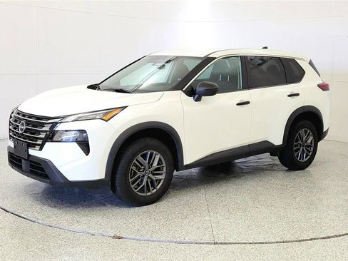 Used 2024 Nissan Rogue S FWD image 3