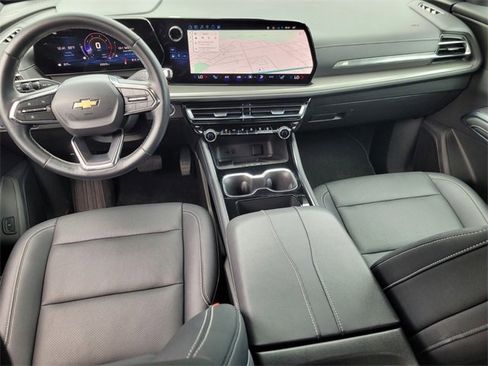 Used 2025 Chevrolet Traverse LT image 16