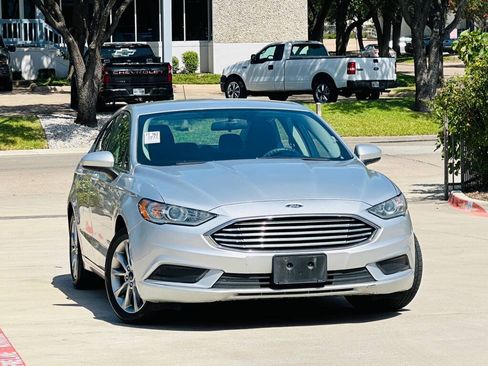 Used 2017 Ford Fusion SE FWD image 2