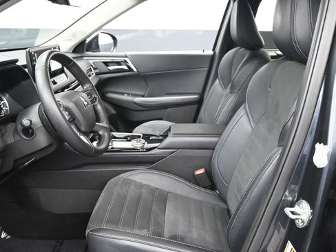 Used 2025 Mitsubishi Outlander AWD image 9