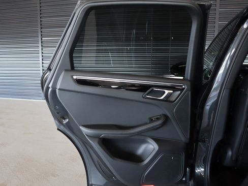 Certified 2025 Porsche Macan image 24