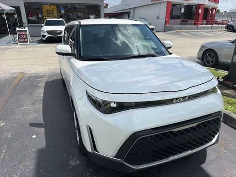 Used 2023 Kia Soul LX FWD image 3