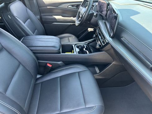 Certified 2025 Chevrolet Traverse LT FWD image 12