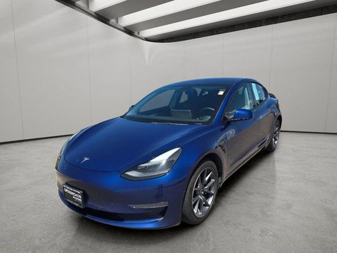 Used 2022 Tesla Model 3 Standard Range RWD image 1