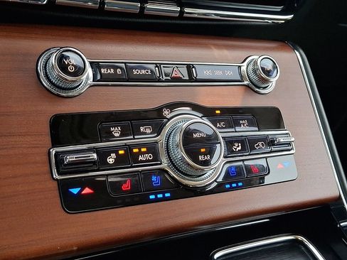 Used 2023 Lincoln Aviator Reserve w/ Elements Package Plus AWD/4WD image 17