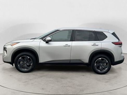 Used 2024 Nissan Rogue SV image 2