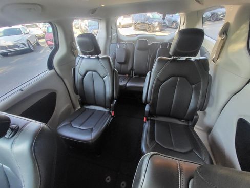 Used 2023 Chrysler Pacifica Touring-L FWD image 13