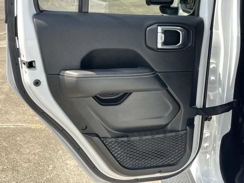 Used 2023 Jeep Gladiator Overland w/ Popular Equipment Package AWD/4WD image 19