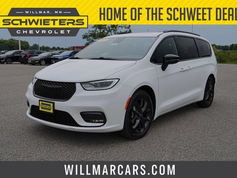 Used 2025 Chrysler Pacifica Limited FWD image 1