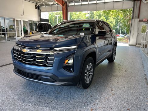 New 2026 Chevrolet Equinox LT w/ Convenience Package II FWD image 4
