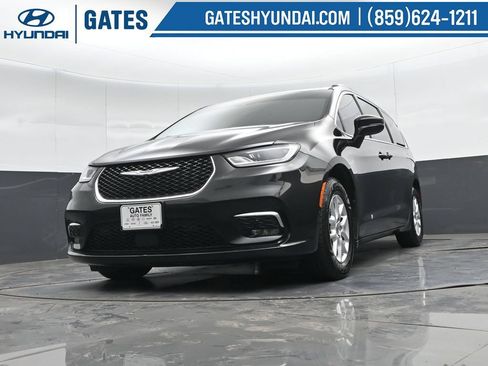 Used 2022 Chrysler Pacifica Touring-L w/ Uconnect Theater Family Group FWD image 46