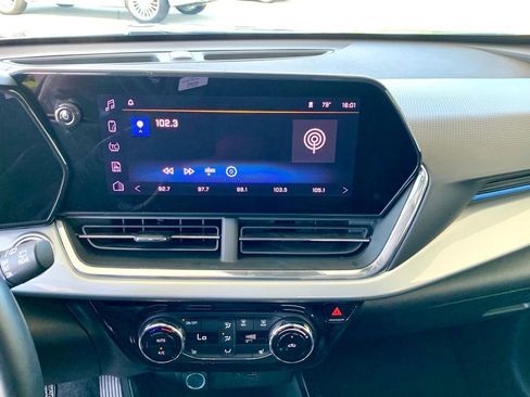 Used 2025 Chevrolet Trax LT w/ LT Convenience Package FWD image 18