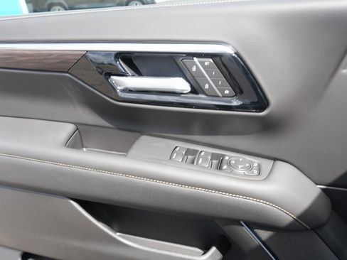 New 2025 Chevrolet Suburban Premier image 24