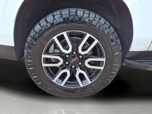 Used 2024 GMC Yukon XL AT4 w/ Technology Package AWD/4WD image 9