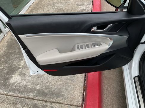 Used 2025 Genesis G70 2.5T image 13