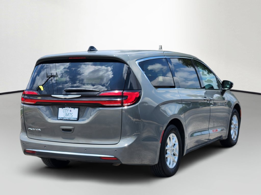 Used 2023 Chrysler Pacifica Touring-L FWD image 7