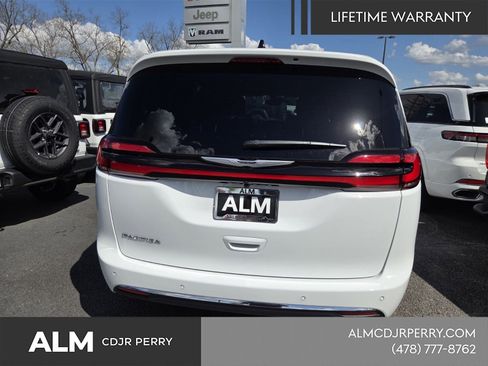 New 2026 Chrysler Pacifica Select image 14