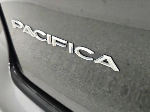 Used 2023 Chrysler Pacifica Touring-L FWD image 18