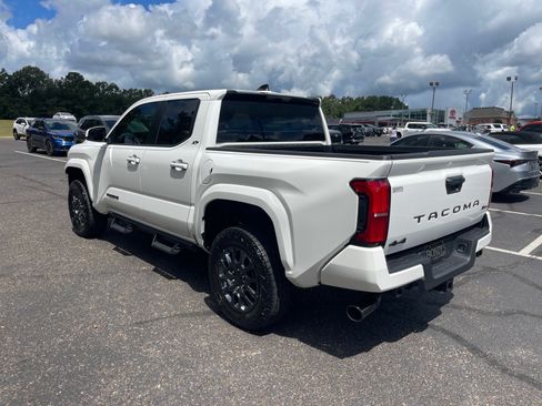 Used 2025 Toyota Tacoma SR5 AWD/4WD image 14
