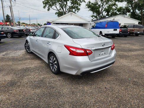 Used 2017 Nissan Altima 2.5 SL w/ Moonroof Package FWD image 7