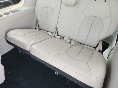 Used 2019 Chrysler Pacifica Touring-L w/ Advanced Safetytec Group FWD image 30