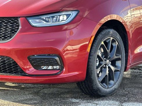 New 2026 Chrysler Pacifica Select image 4