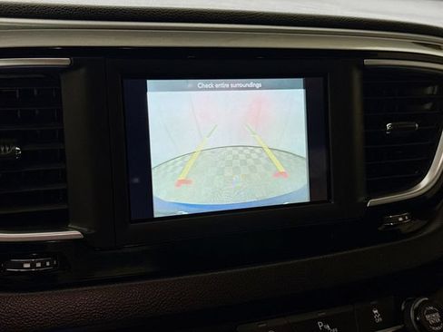 Used 2020 Chrysler Pacifica Touring w/ S Appearance Package FWD image 13