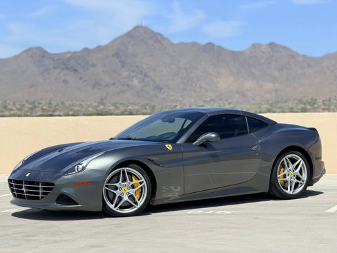 Used 2015 Ferrari California T RWD image 12