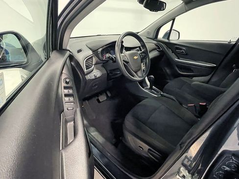 Used 2022 Chevrolet Trax LS w/ Tint and Cruise Package AWD/4WD image 18