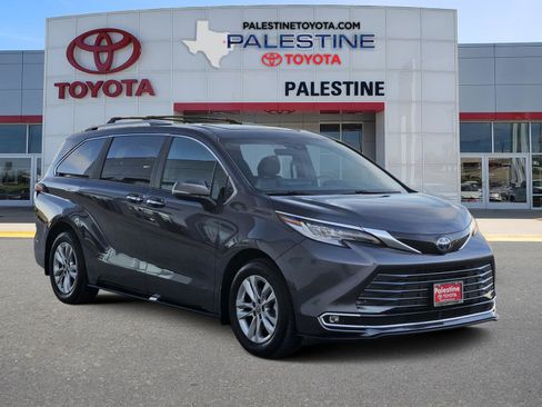 Used 2025 Toyota Sienna Limited image 1