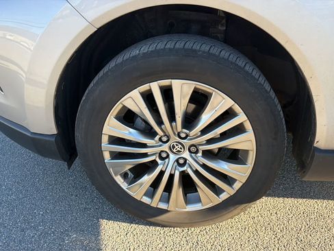 Used 2023 Toyota Venza XLE image 21