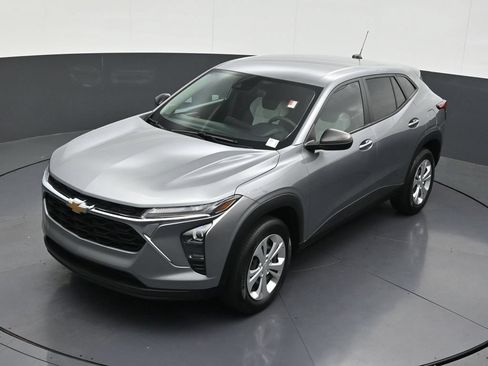 Used 2024 Chevrolet Trax LS w/ Driver Confidence Package FWD image 15