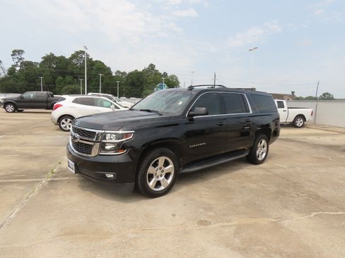 Used 2016 Chevrolet Suburban LT RWD image 2