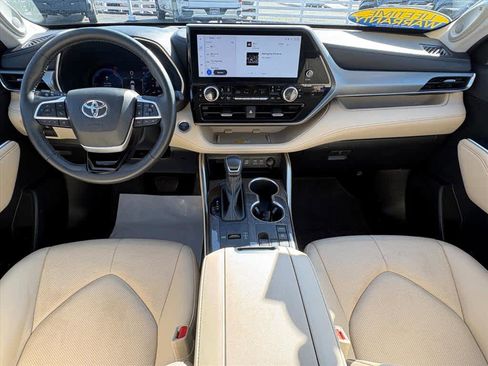 Used 2024 Toyota Highlander Platinum image 11