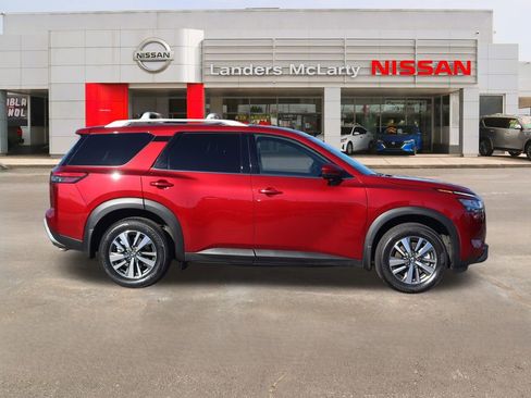 Used 2024 Nissan Pathfinder SL image 2