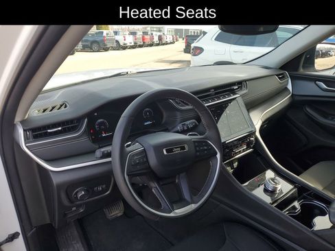 Used 2023 Jeep Grand Cherokee Laredo image 9