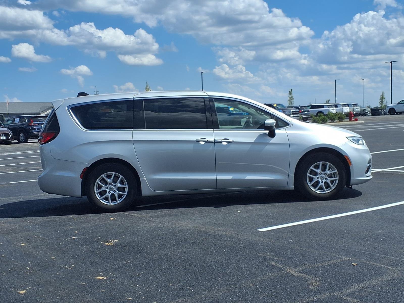 Used 2023 Chrysler Pacifica Touring-L FWD image 34