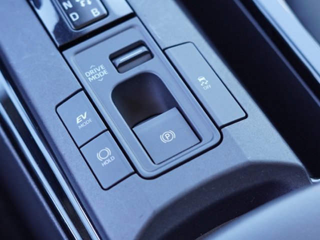Certified 2025 Toyota Prius LE FWD image 31