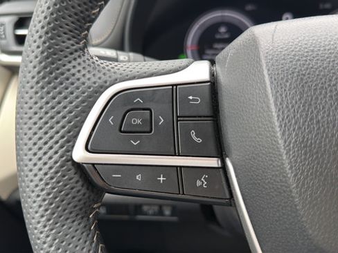 Used 2025 Toyota Sienna Platinum AWD/4WD image 17