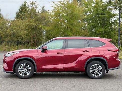 Used 2020 Toyota Highlander XLE AWD/4WD image 2
