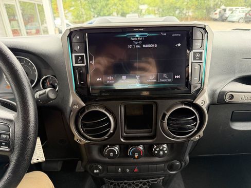 Used 2017 Jeep Wrangler Unlimited Sport AWD/4WD image 29