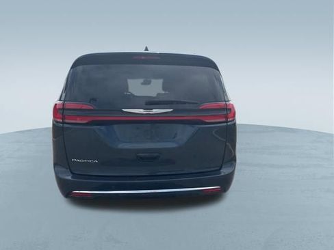 Used 2023 Chrysler Pacifica Touring-L image 8