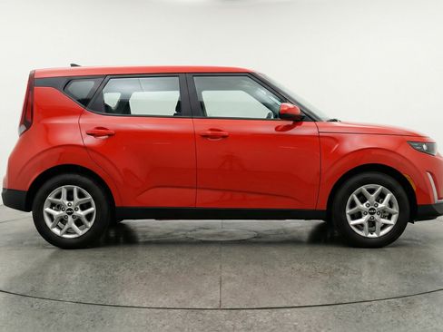 Used 2025 Kia Soul LX w/ LX Technology Package FWD image 11