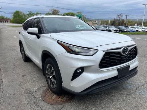 Used 2022 Toyota Highlander XLE AWD/4WD image 3