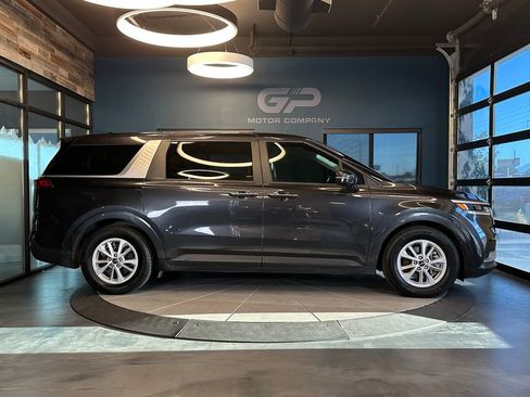 Used 2023 Kia Carnival LX FWD image 2