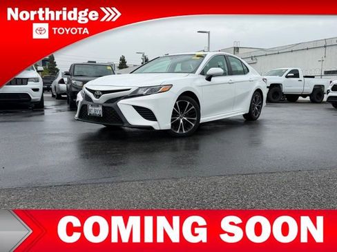 Used 2020 Toyota Camry SE w/ Convenience Package FWD image 2