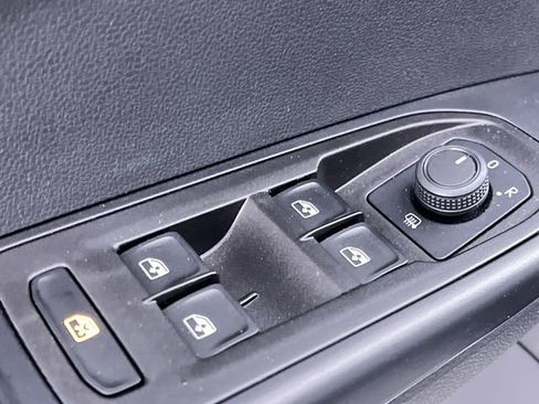 Used 2024 Volkswagen Taos SE image 13