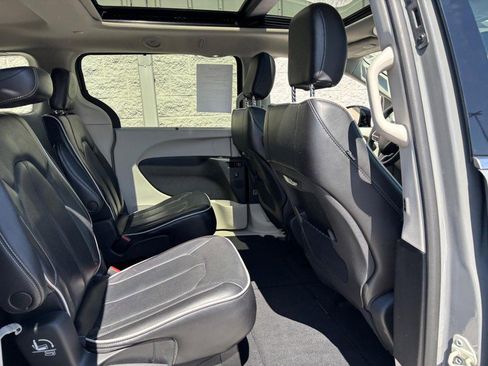Used 2023 Chrysler Pacifica Limited FWD image 12