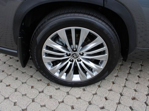 Used 2024 Toyota Highlander Platinum AWD/4WD image 13
